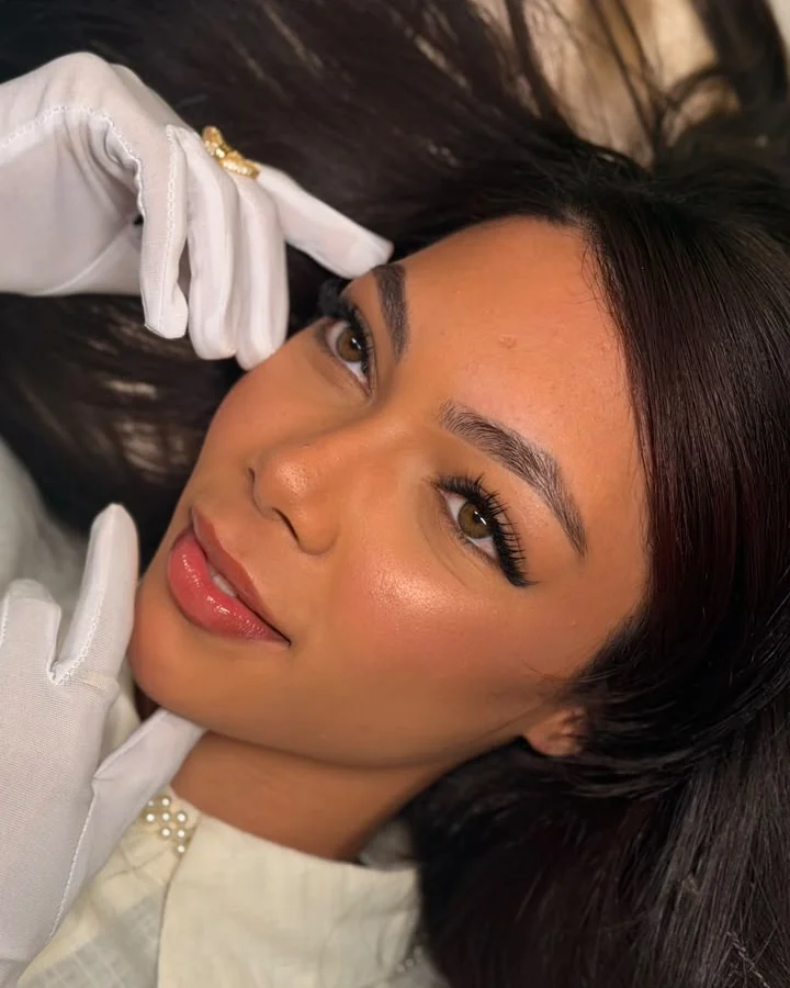 Cliente da Lash Lov com extensao de cilios durante o atendimento