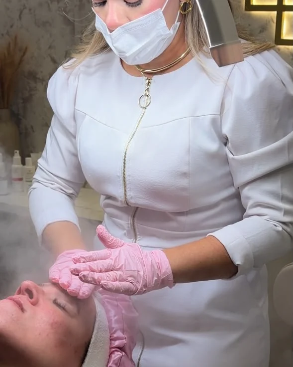 Gabriela Ribeiro em um protocolo de estetica facial na Lash Lov