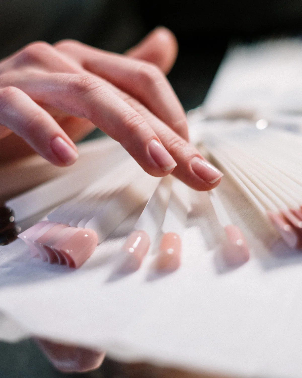 Maos com unhas nude impecaveis